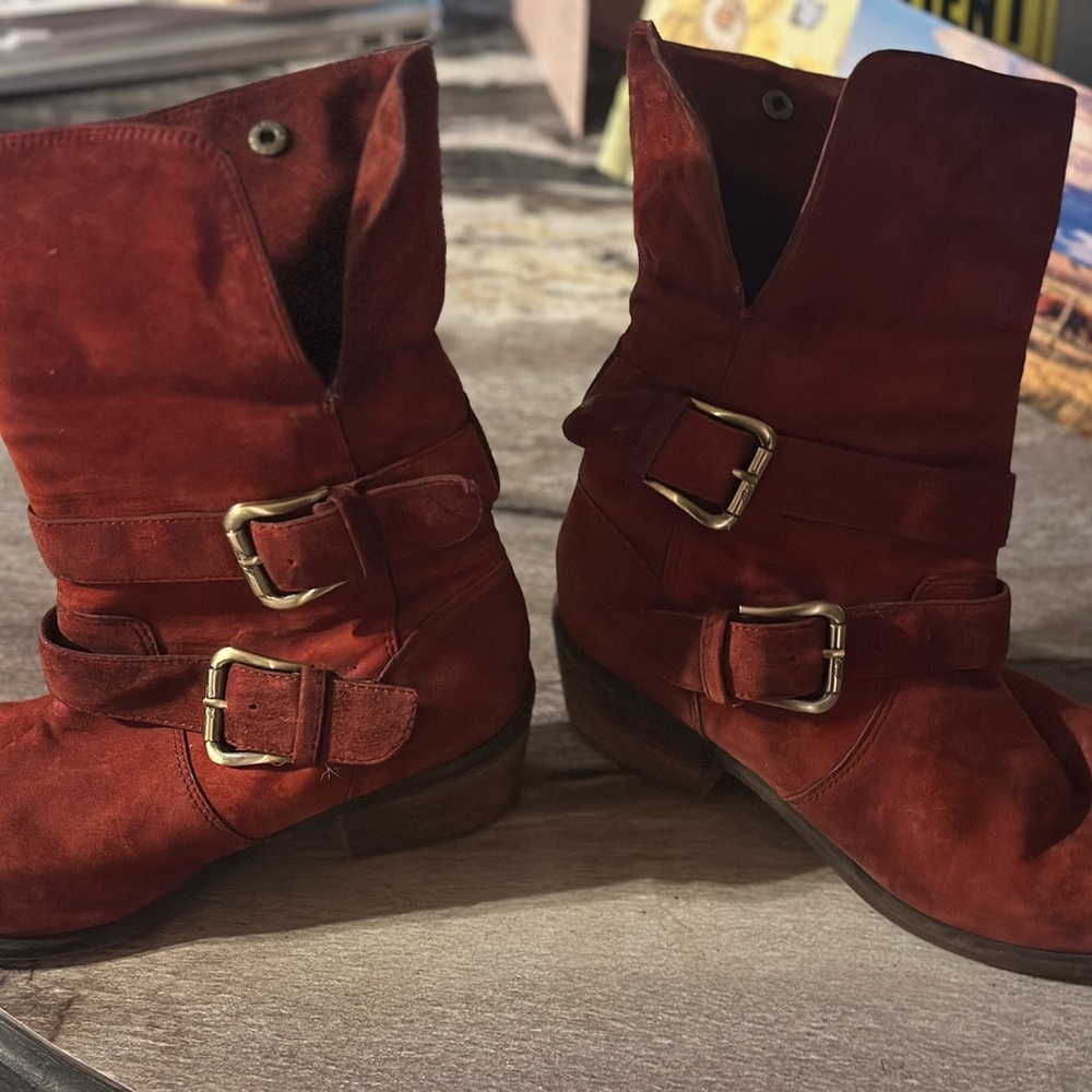 Red boots - Picture 4 of 4